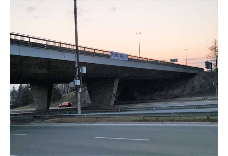 Плакат с призив за оставката на Радев Плакат с призив за оставката на Радев